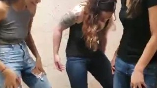 Jeans, Pissing