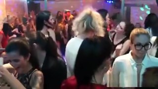 Donne vestite uomini nudi, Festa